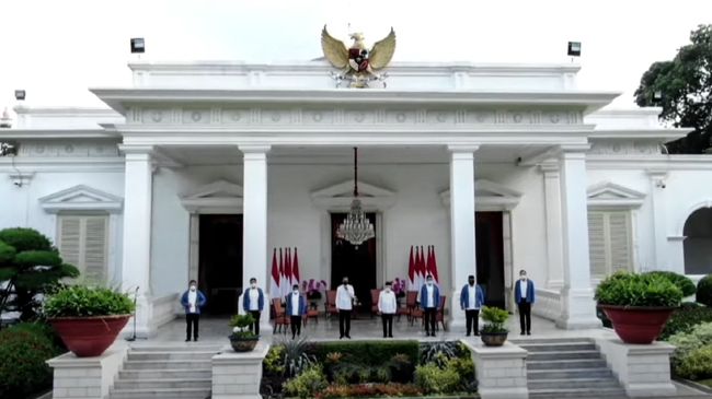 Jokowi, Pandemi dan Cerita Tukang Liput Istana Sejak pandemi, pihak Istana menerapkan protokol ketat terhadap wartawan. Perubahan drastis terjadi pada awak media yang memberitakan kegiatan Istana dan Jokowi.