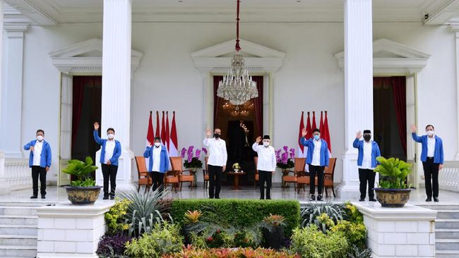 Warna biru pada jaket yang digunakan jajaran menteri baru Kabinet Indonesia Maju dianggap memberikan kesan segar, ceria, dan semangat.