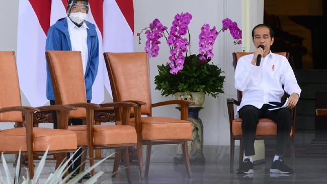 Menteri Sosial Tri Rismaharini kembali ikut rapat di Istana Kepresidenan Jakarta setelah isu keretakan hubungan PDIP dengan Jokowi.