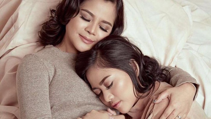 Selebgram Rachel Vennya Posting Foto Lepas Hijab di Hari Ibu
