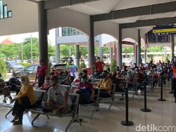 Ratusan Penumpang Antre Rapid Antigen Berjam-jam di Stasiun Gubeng Surabaya