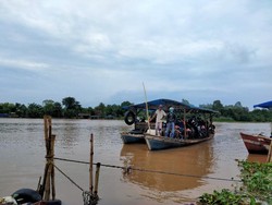 Cuaca Buruk Tak Hambat Warga Gowa Seberangi Sungai ke Makassar