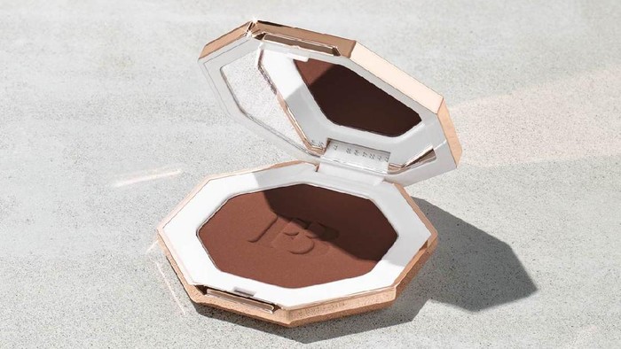 6 Bronzer yang Tampak Menakjubkan di Kulit Gelap