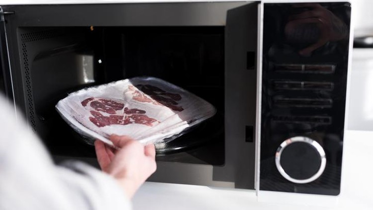 7 Makanan yang Tidak Boleh Dipanaskan dengan Microwave, Simak Yuk!