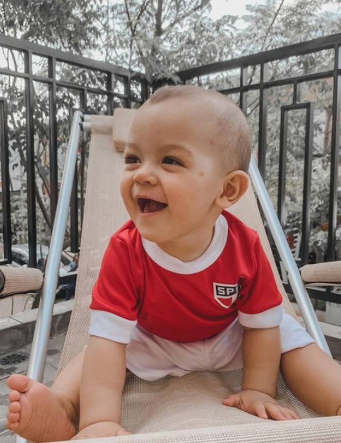 Si kecil mulai aktif, memang cocok dengan tingkah laku Baby Rayden saat ini yang menginjak umur 1 tahun. Menggemaskan dan lucu dengan outfit merah putih memperingati kemerdekaan Indonesia Agustus kemarin. (Instagram/kimbrlyryder)