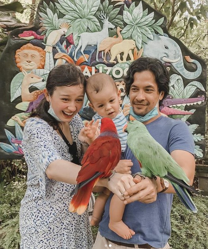 Baby Rayden bareng mama Kim dan papa Ed lagi berkunjung ke Bali Zoo yang seru banget. Rayden sama sekali gak takut sama burung-burung yang ada di tangan mama dan papa. Lucu banget ya Ladies. (Instagram/kimbrlyryder)