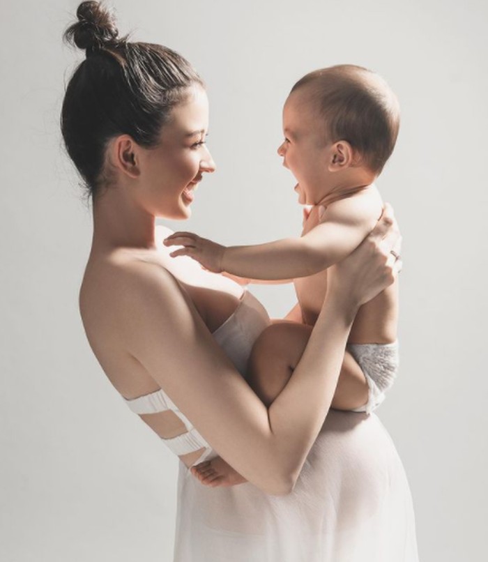 Potret keceriaan Baby Rayden saat ikutan foto maternity mama Kim. Betul banget, Baby Rayden bakal jadi kakak nih. Lucu dan menggemaskan sekali. (Instagram/kimbrlyryder)