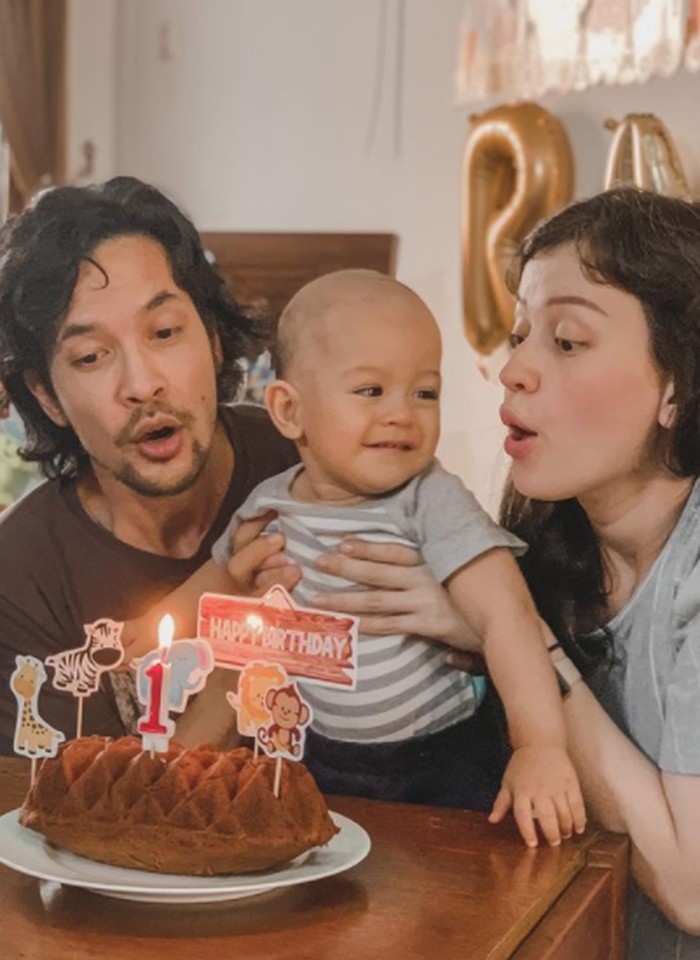 Kali ini potret keceriaannya saat ulang tahun 1 tahun bareng mama Kim dan Papa Ed yang menggemaskan banget. Saat itu perayaan ulang tahun Baby Rayden ternyata satu hari sebelum mama Kim lahiran anak kedua lo. So, Baby Rayden dan Baby Aisyah punya tanggal ulang tahun di bulan yang sama dan tanggal berdekatan. (Instagram/kimbrlyryder)