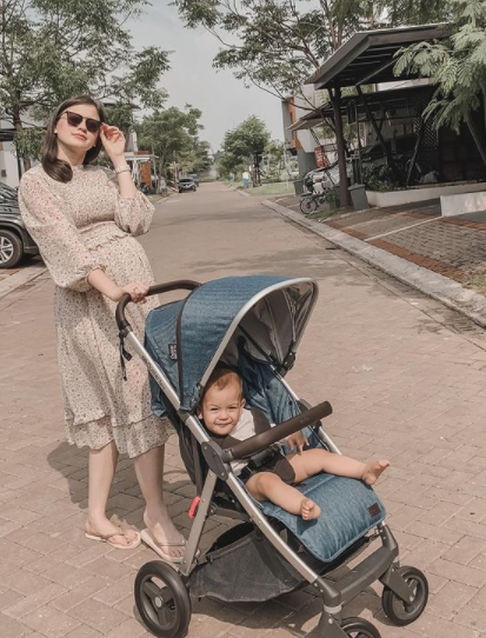 Kali ini jalan-jalan bareng Mama Kim nih yang saat itu tengah hamil Baby Aisyah dengan dressnya yang bikin makin cantik. Baby Rayden juga keliatan happy banget. (Instagram/kimbrlyryder)