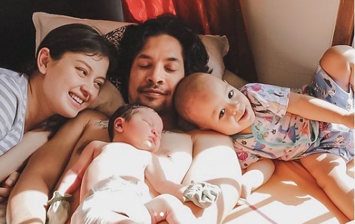 Cerianya Baby Rayden sambut adik Aisyah bareng mama Kim dan papa Ed. Baby Rayden kelihatan seneng banget punya kawan baru yang lucu dan cantik. Apalagi yang ulang tahunnya berdekatan gini, jadi makin kompak aja nih. (Instagram/kimbrlyryder)