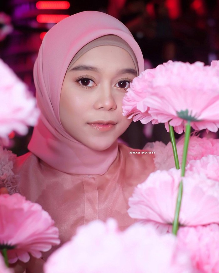 Enggak hanya punya suara emas, sosoknya juga memiliki wajah yang cantik menawan. Belum lama ini dara kelahiran 1999 bahkan terpilih sebagai wanita tercantik di dunia ke-5 versi Top Beauty World. Sayangnya, terpilihnya Lesty Kejora diurutan kelima ini justru memicu pro dan kontra, Ladies (Foto: www.instagram.com/lestykejora).