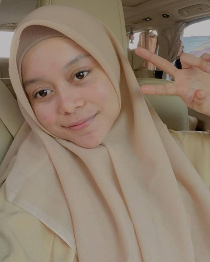 Terpilih sebagai wanita tercantik di dunia ke-5, Lesti Kejora enggak ragu buat tampil bareface lho. Berbagai potret saat dirinya tampil tanpa makeup pun dibagikan lewat Instagramnya. Meski tak tersentuh riasan, wajahnya tetap cantik menawan ya (Foto: www.instagram.com/lestykejora).