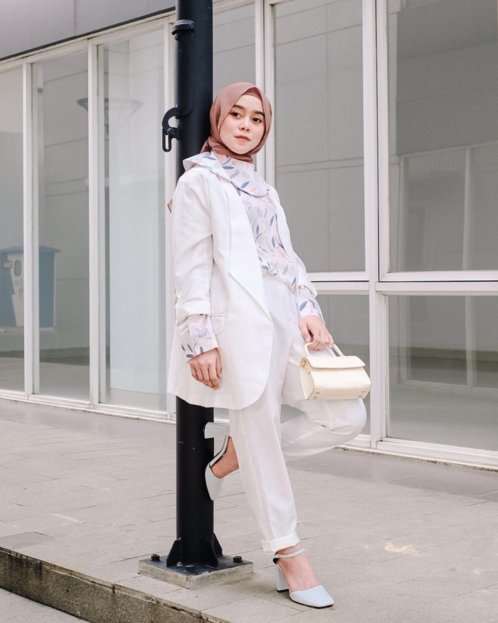 Enggak hanya punya visual yang cantik, Lesti juga punya selera yang tinggi. Lewat beberapa kesempatan, sosoknya tampil fashionable dengan berbagai busana stylish. Outfit kasual pun jadi andalan buat OOTD-an (Foto: www.instagram.com/lestykejora).