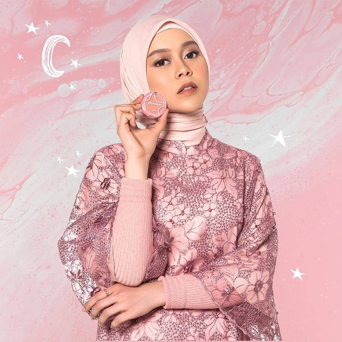 Nah deretan prestasi lain yang diraih Lesti Kejora juga datang dalam bidang bisnis lho. Dara cantik ini melebarkan sayapkan ke dunia bisnis di bidang kecantikan dan fashion, Ladies. Brand miliknya dengan nama Lesti Daily berfokus pada berbagai busana wanita, sedangkan Purnama Beauty menawarkan produk kecantikan (Foto: www.instagram.com/lestykejora).