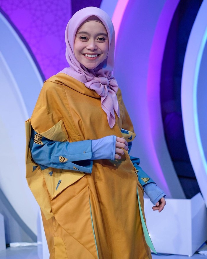 Last but not least, raih popularitas dan kesuksesan di usia muda membuat sosoknya sangat inspiratif. Meskipun udah terkenal dan sukses, Lesti tetap rendah hati. Sosoknya yang sayang keluarga juga bisa ditiru dan jadi inspirasi generasi millennial masa kini (Foto: www.instagram.com/lestykejora).