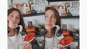 img-title Momen Agnez Mo Pamer Piala ke-194 Jadi Sorotan