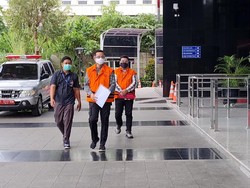 Bawa Dokumen, Juliari Batubara Jalani Pemeriksaan Perdana Kasus Suap Bansos