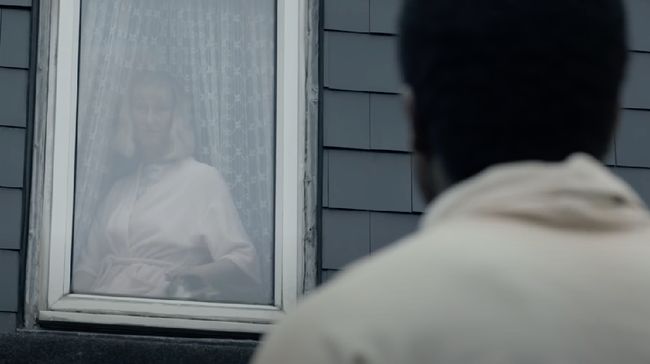 Teror mencekam masa lalu Inggris membuat kehidupan sepasang suami istri imigran dari Sudan hancur berantakan dalam film horor Netfix berjudul His House.