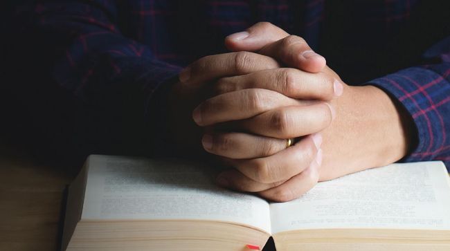 Jelang Paskah, perayaan tri hari suci dirayakan selama tiga hari. Dari Kamis Putih, Jumat Agung, sampai Sabtu Suci.