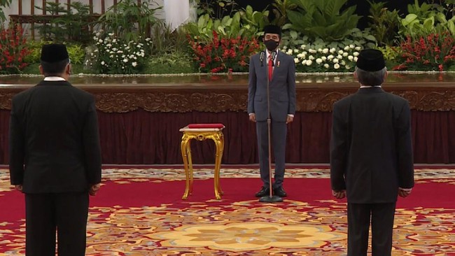 Jokowi resmi melantik Anggota KPU dan Bawaslu periode 2022-2027. Mereka kini bisa segera melaksanakan persiapan penyelenggaraan pemilu 2024.