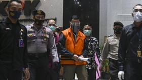 Eks Mensos Juliari Batubara Diborgol Jalani Pemeriksaan KPK