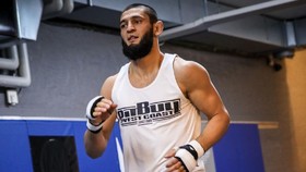 Khabib 2.0 Mundur, Duel Lawan Leon Edwards Ditunda
