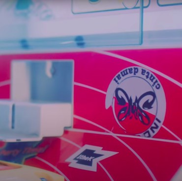 Heboh Logo Slank di MV K-Pop AB6IX, BDC & Eun Sang 'Chandelier'