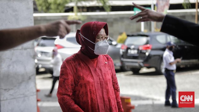 Mensos Tri Rismaharini menyebut program bansos yang ditangani Kemensos terdiri dari bansos reguler Rp200 ribu per bulan dan bansos khusus Rp300 ribu per bulan.