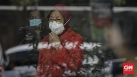 Blusukan ke Ciliwung, Risma Janjikan Rumah untuk Gelandangan