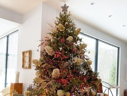 7 Inspirasi Dekorasi Pohon Natal 2021, Bertema Minimalis Hingga Natural