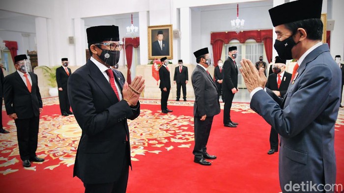 Presiden Jokowi melantik 6 menteri dan 5 wakil menteri baru pagi tadi. Mereka dilantik berbarengan di Istana Negara, Jakarta Pusat.