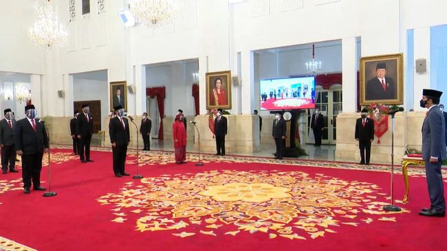 Presiden RI Joko Widodo (Jokowi) melantik menteri baru Kabinet Indonesia Maju pada Rabu (23/12). Lima menteri pria memakai jas hitam dan Risma memilih berkebaya