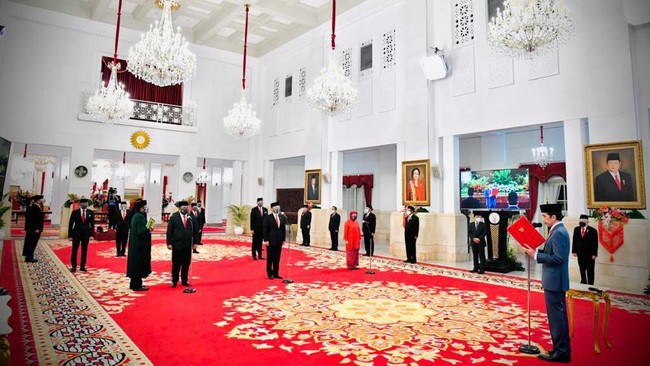 Presiden Jokowi dikabarkan bakal melantik tiga orang wakil menteri atau wamen dalam reshuffle kabinet untuk mengisi jabatan di Kabinet pada Rabu (15/6) ini.