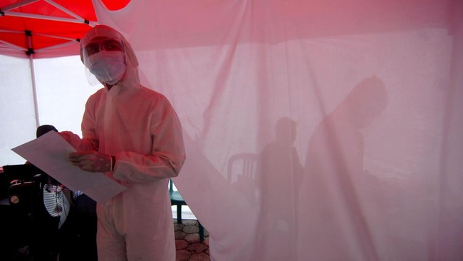 Tersangka mencatut nama sebuah apotek dan laboratorium klinis di Manokwari, Papua Barat, untuk membuat surat rapid antigen palsu.