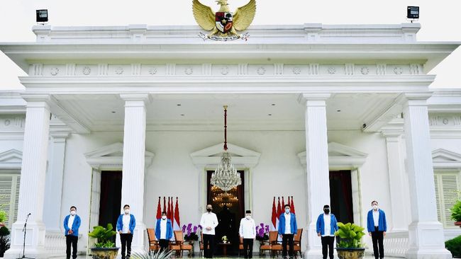 PDIP soal Jaket Biru Menteri: Agar Tak Pakai 'Rompi Oranye' Politikus PDIP Deddy Yevri Sitorus menilai jaket biru menteri baru merupakan pengingat agar para menteri tak sampai memakai jaket oranye tahanan KPK.