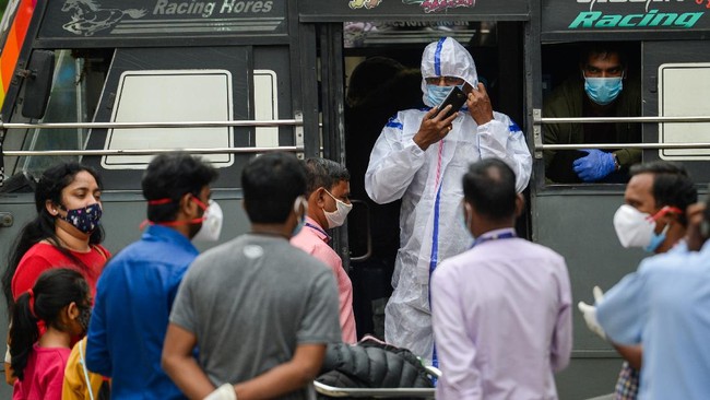 FOTO: Mutasi Corona, India Periksa Penumpang Asal Inggris