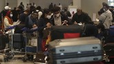 FOTO: Mutasi Corona, India Periksa Penumpang Asal Inggris India menambah panjang daftar negara yang melarang semua penerbangan dari Inggris mulai 22-31 Desember, setelah ditemukan mutasi baru virus corona.
