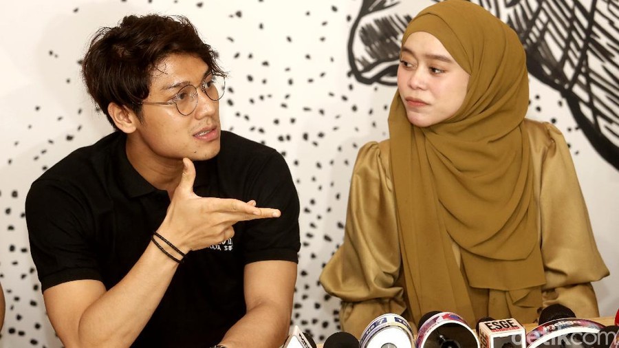Rizky Billar dan lesty Kejora Artis Rizky Billar bersama Lesty Kejora saat ditemui dikawasan Kemang, Jakarta, Selasa, (22/12/2020).