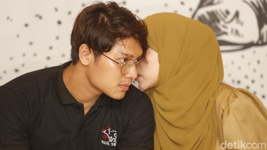 Artis Rizky Billar bersama Lesty Kejora saat ditemui dikawasan Kemang, Jakarta, Selasa, (22/12/2020).
