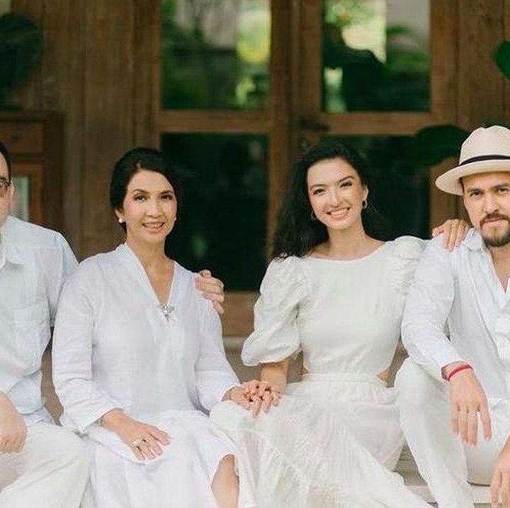 <p>Ketika sesi foto bersama ketiga anaknya, Raline, Rollin, dan Rollan Shah. (Foto: Instagram @ralineshah)</p>