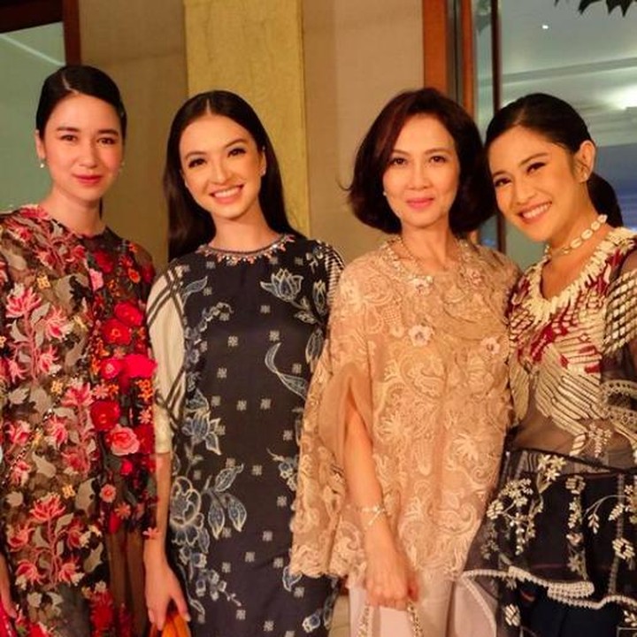 <p>Penampilannya bersama teman-teman Raline Shah juga tak kalah awet muda. (Foto: Instagram @ralineshah)</p>