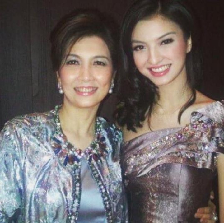 <p>Membuat contoh yang baik untuk anaknya, Roseline Shah dikenal sebagai salah satu penggiat Yayasan Pembinaan Anak Cacat (YPAC) Medan. (Foto: Instagram @ralineshah)</p>