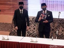 Wishnutama-Sandiaga Uno Saling Lempar Pujian saat Sertijab Menparekraf
