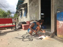 Kisah Pemilik Bengkel di Perbatasan, Jual Sapi demi Hadapi Pandemi