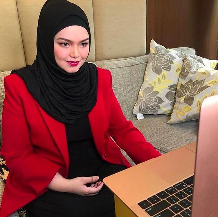 <p>Meski sedang hamil, Siti Nurhaliza tetap aktif bekerja walaupun sebagian besar dilakukan dari rumah mengingat kondisi pandemi. (Foto: Instagram @ctdk)</p>