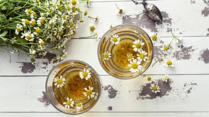 5 Manfaat Ajaib Teh Chamomile Untuk Kesehatan, Bikin Tidur Lebih Nyenyak!