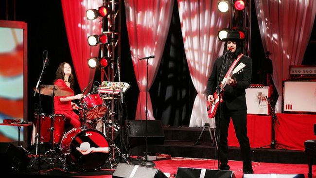 Makhluk-makhluk mitos muncul di video animasi berdurasi 1,5 jam yang dirilis The White Stripes untuk mengiringi album kompilasi lagu terbaik mereka, Yule Log.