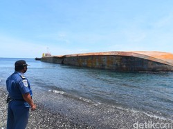 Tongkang Terbalik di Selat Bali, Muatan 7.500 Ton Clinker Tak Terselamatkan