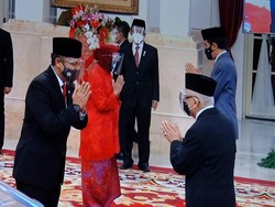 Dilantik Jadi Mensos, Risma Tampil dengan Kebaya Merah