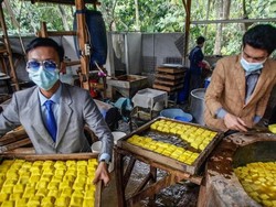 Keren! Penjual Tahu di Bogor Bergaya Necis Pakai Setelan Jas Rapi